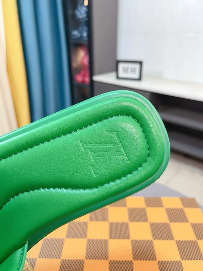 Men's shoes 💰340🌹🌹 (lv-Louis Vuitton) New men's slippers, high-end boutique, exquisite embossed logo decoration on the upper, fine workmanship, super soft soles, casual, loose and comfortable, a must-have in summer! \nsize：38-44